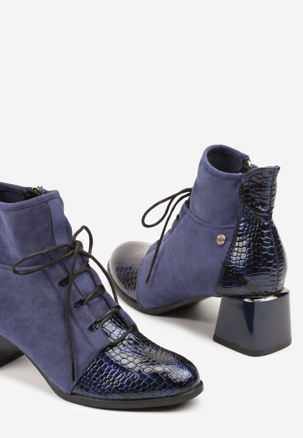 Renee - Niebieskie Botki Typu Trzewiki Vices na Słupku Ozdobione Lakierowanymi Elementami Adenella. Okazja: na co dzień. Kolor: niebieski. Materiał: lakier. Wzór: aplikacja. Obcas: na słupku. Styl: casual