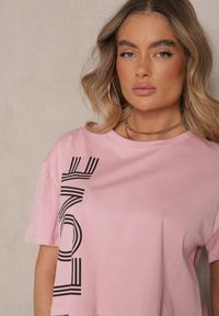 Renee - Różowy T-shirt z Bawełny o Krótkim Kroju Ozdobiony Napisem Sannovia. Okazja: na co dzień. Kolor: różowy. Materiał: bawełna. Długość: krótkie. Wzór: aplikacja, napisy. Styl: klasyczny, casual #3