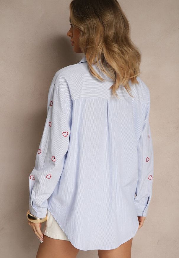 Renee - Niebiesko-Czerwona Koszula Oversize w Prążki Zdobiona Haftem w Serca Nitavela. Okazja: na co dzień. Kolor: niebieski. Materiał: jeans. Długość rękawa: długi rękaw. Długość: długie. Wzór: aplikacja, prążki, haft. Styl: elegancki, casual