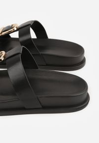 Renee - Czarne Klapki Ozdobione Paskiem z Metaliczną Klamrą Kellyss. Okazja: na spacer, na co dzień. Kolor: czarny. Materiał: jeans. Wzór: aplikacja. Sezon: wiosna. Styl: casual #4