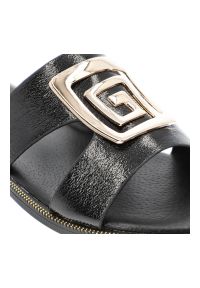 Czarne Klapki Filippo Modne Obuwie Damskie. Okazja: na spacer, na co dzień. Kolor: czarny. Wzór: aplikacja, geometria. Sezon: lato. Styl: wizytowy, street, klasyczny, elegancki, casual #6