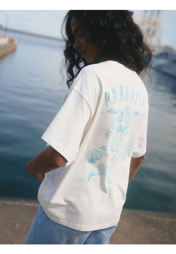 Reserved - Bawełniany t-shirt z nadrukiem - złamana biel. Materiał: bawełna. Wzór: nadruk