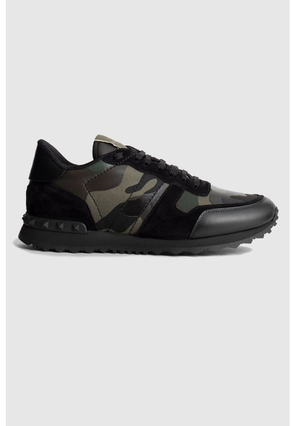 Valentino Garavani - VALENTINO GARAVANI Czarne sneakersy rockrunner w kamuflażu khaki, Rozmiar 40. Zapięcie: pasek. Kolor: czarny
