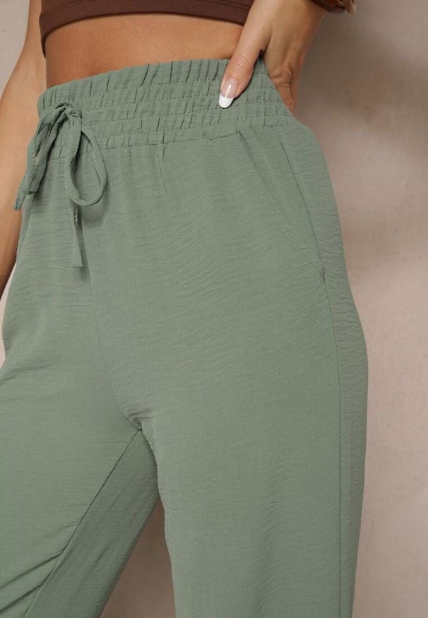 Renee - Ciemnozielone Szerokie Spodnie High Waist z Gumką w Pasie Savimirae. Okazja: na co dzień. Stan: podwyższony. Kolor: zielony. Styl: casual, elegancki