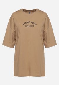 Born2be - Beżowy T-shirt Oversize z Bawełny z Dużym Nadrukiem Kestrella. Kolor: beżowy. Materiał: bawełna. Wzór: nadruk. Styl: elegancki #6