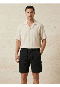 Sinsay - Bawełniane szorty cargo - czarny. Kolor: czarny. Materiał: bawełna #1