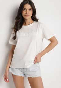 Born2be - Biały T-shirt z Bawełny z Aplikacją z Cyrkoniami Deraine. Okazja: na co dzień. Kolor: biały. Materiał: bawełna. Wzór: aplikacja. Styl: klasyczny, elegancki, casual #6