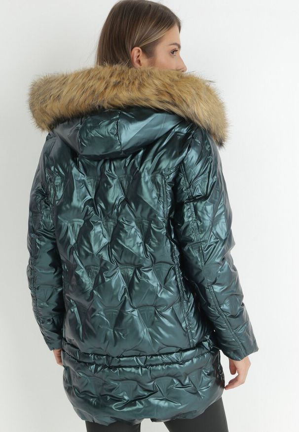 Born2be - Ciemnozielona Kurtka Metaliczna z Futrzanym Kapturem Amolika. Okazja: na co dzień. Kolor: zielony. Materiał: futro. Styl: casual