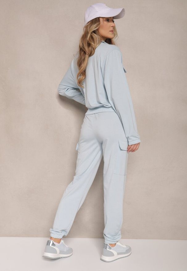 Renee - Jasnoniebieski Komplet Dresowy w Stylu Cargo Bluza i Spodnie Korirana. Kolor: niebieski. Materiał: dresówka. Wzór: aplikacja