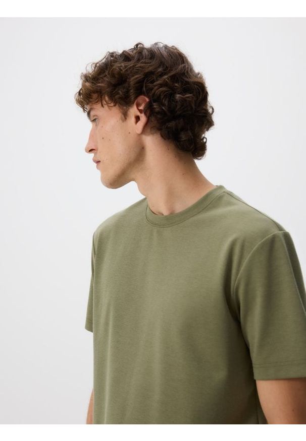 Reserved - Strukturalny t-shirt comfort fit - ciemnozielony. Kolor: zielony. Materiał: dzianina