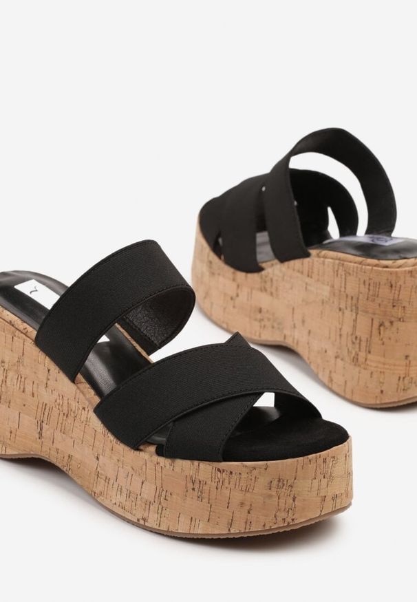 Born2be - Czarne Klapki na Koturnie i Platformie z Korka Dovelina. Okazja: na co dzień. Kolor: czarny. Sezon: lato. Obcas: na koturnie. Styl: elegancki, casual