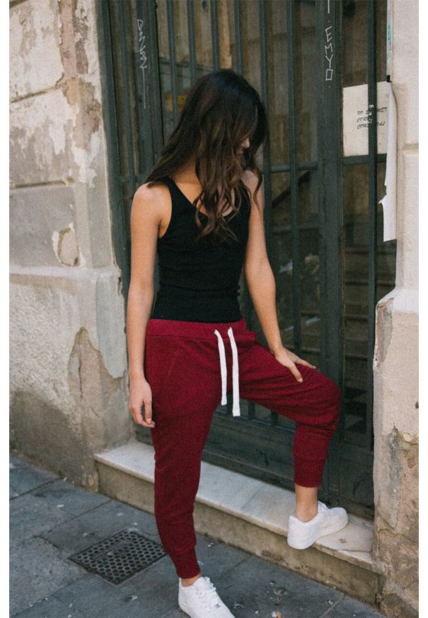 MUUV Spodnie Sneaker Girl damskie kolor czerwony gładkie. Kolor: czerwony. Materiał: bawełna. Wzór: gładki