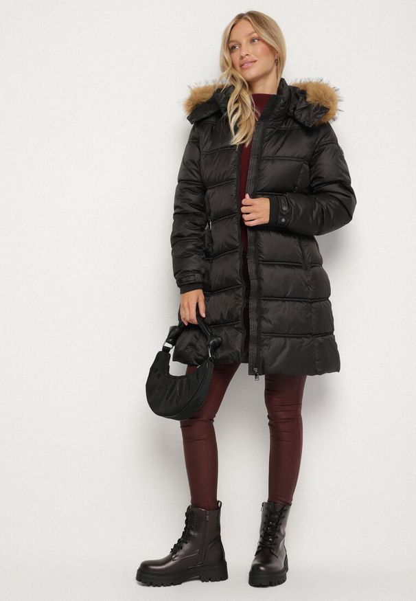 Born2be - Czarna Długa Kurtka Pikowana z Kapturem z Futrem z Możliwością Odpięcia Feneia. Okazja: na co dzień. Typ kołnierza: kaptur. Kolor: czarny. Materiał: futro. Długość: długie. Styl: casual