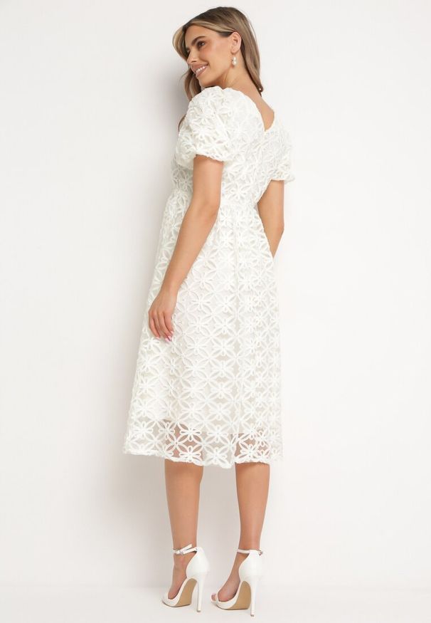 Born2be - Beżowa Rozkloszowana Sukienka z Przeźroczystym Tiulem z Ozdobnym Wzorem Exbia. Typ kołnierza: dekolt w łódkę. Kolor: beżowy. Materiał: tiul. Wzór: ażurowy. Styl: elegancki, klasyczny