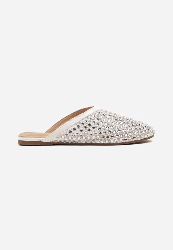 Renee - Białe Siateczkowe Klapki Typu Mule z Cyrkoniami Udovisa. Okazja: na co dzień, na imprezę. Kolor: biały. Materiał: jeans. Sezon: lato, wiosna. Styl: casual