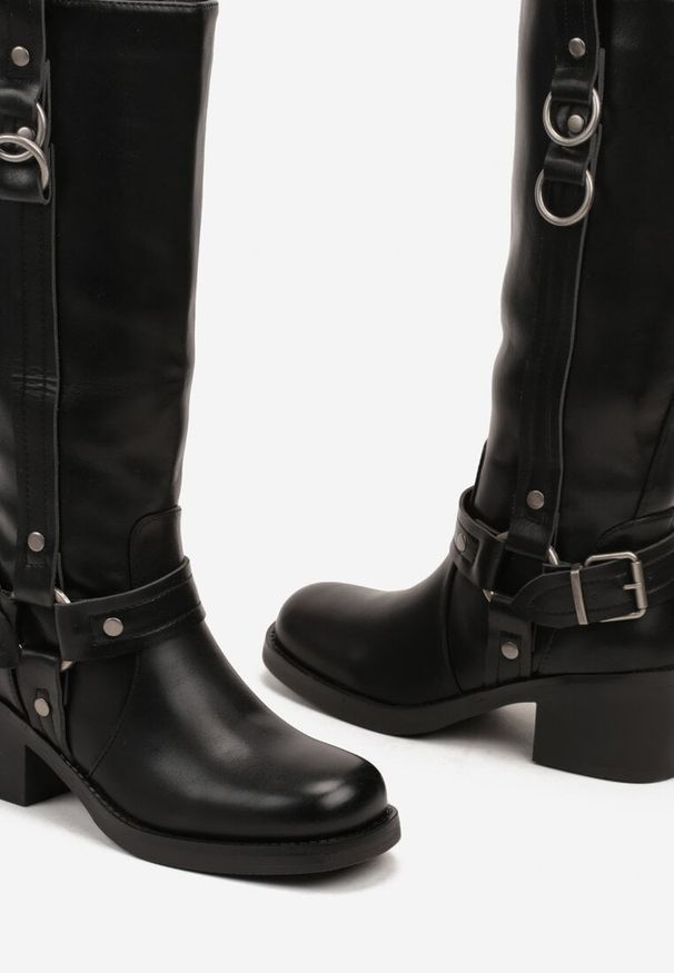 Born2be - Czarne Kozaki Bikery na Obcasie Ozdobione Klamrami Velaniela. Okazja: na co dzień. Zapięcie: klamry. Kolor: czarny. Materiał: jeans, satyna, skóra. Wzór: aplikacja. Obcas: na obcasie. Styl: casual. Wysokość obcasa: średni