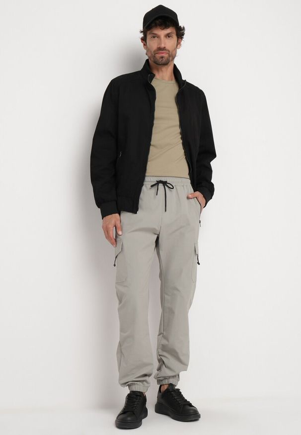 Born2be - Szare Spodnie Dresowe Cargo z Szerokimi Kieszeniami Rerilena. Okazja: na co dzień. Kolor: szary. Materiał: dresówka. Styl: casual