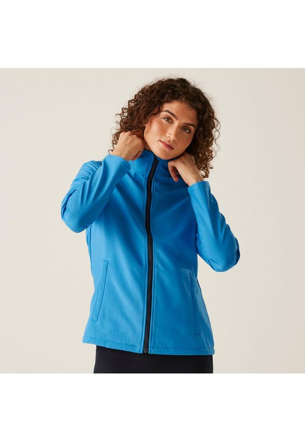 Regatta - Softshell roboczy damski Ablaze. Kolor: wielokolorowy, niebieski, turkusowy. Materiał: softshell. Sezon: zima, jesień. Sport: turystyka piesza