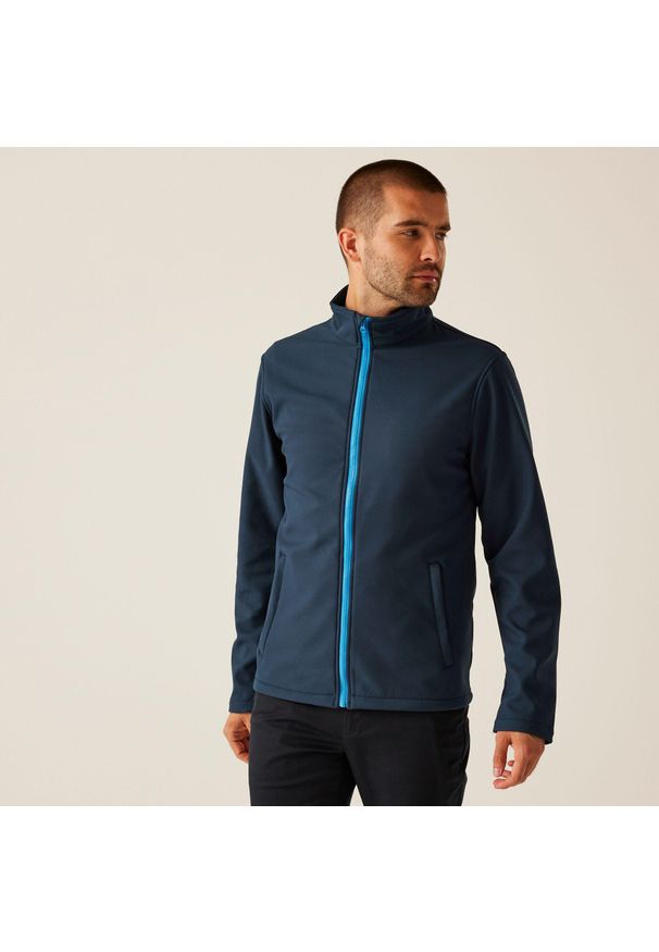 Regatta - Softshell roboczy męski Ablaze. Kolor: niebieski. Materiał: softshell. Sezon: zima, jesień. Sport: turystyka piesza
