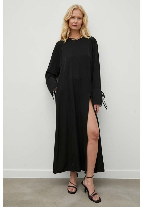 GESTUZ - Gestuz sukienka kolor czarny maxi oversize. Kolor: czarny. Materiał: tkanina, poliester, materiał. Długość rękawa: raglanowy rękaw. Typ sukienki: oversize. Styl: klasyczny. Długość: maxi