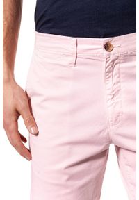 Wrangler - KRÓTKIE SPODENKI WRANGLER CHINO SHORT PEPPA PINK W14AMM20A. Materiał: materiał. Długość: krótkie. Wzór: jednolity, aplikacja #4