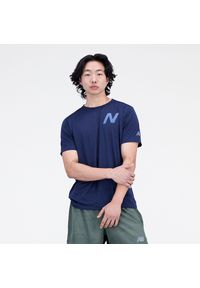 Koszulka męska New Balance MT21277NML – granatowa. Kolor: niebieski. Materiał: materiał, poliester. Sezon: lato. Sport: bieganie, fitness