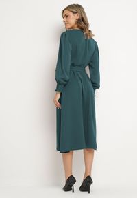 Born2be - Zielona Rozkloszowana Sukienka z Ozdobnymi Guzikami i Wiązanym Paskiem Annorael. Okazja: na spotkanie biznesowe, na spacer. Typ kołnierza: dekolt w kształcie V. Kolor: zielony. Długość rękawa: długi rękaw. Styl: biznesowy, klasyczny, elegancki #6