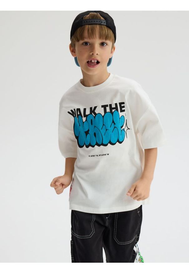 Reserved - T-shirt z nadrukiem - biały. Kolor: biały. Materiał: bawełna, dzianina. Wzór: nadruk