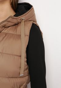 Born2be - Ciemnobeżowa Długa Kamizelka Dwustronna Zapinana na Suwak z Pikowaniem i Troczkiem w Pasie Heddemia. Kolor: beżowy. Długość: długie. Wzór: gładki #5