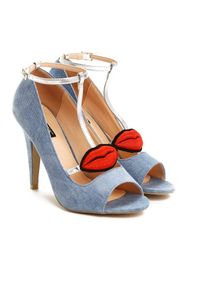 Born2be - Niebieskie Sandały Red Lips. Nosek buta: otwarty. Zapięcie: pasek. Kolor: niebieski. Materiał: denim, materiał. Wzór: aplikacja, gładki. Obcas: na obcasie. Wysokość obcasa: średni #5
