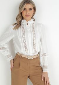Born2be - Biała Koszula ze Stójką i Koronką Argochis. Typ kołnierza: kołnierzyk stójkowy. Kolor: biały. Materiał: koronka. Wzór: koronka #4