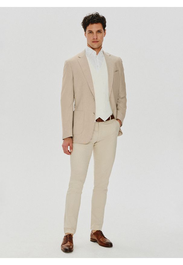 Pako Lorente - PAKO LORENTE – Beżowa dwurzędowa kamizelka męska. Okazja: na ślub cywilny, na wesele. Kolor: czerwony, beżowy, brązowy. Styl: elegancki, młodzieżowy