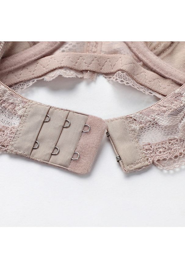 Intica - Biustonosz koronkowy push-up z efektem dekoltu Edda. Kolor: czarny. Materiał: koronka. Rodzaj stanika: push-up. Wzór: koronka