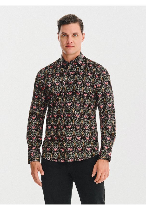 Pako Lorente - PAKO LORENTE - Czarna koszula w kolorowe kwiaty. Kolor: czarny. Materiał: bawełna, elastan. Długość rękawa: długi rękaw. Długość: długie. Wzór: kolorowy, kwiaty