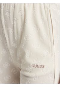 Guess Spodnie materiałowe Krissy V4BB05 KCHS2 Biały Relaxed Fit. Kolor: biały. Materiał: syntetyk