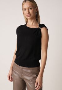 Born2be - Czarna Dzianinowa Bluzka z Wiskozy Bez Rękawów z Biżuteryjną Aplikacją Orinera. Okazja: na co dzień, na spotkanie biznesowe, do pracy. Kolor: czarny. Materiał: dzianina, wiskoza. Długość rękawa: bez rękawów. Wzór: aplikacja. Styl: casual, biznesowy #1