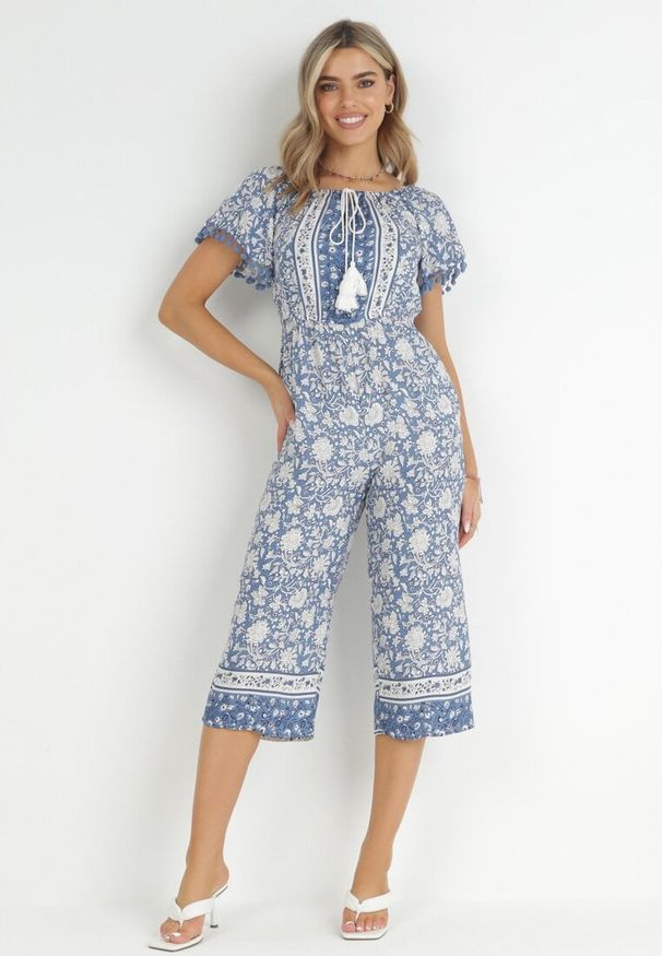 Born2be - Niebieski Kombinezon Hesonia. Kolor: niebieski. Długość rękawa: krótki rękaw. Długość: krótkie. Wzór: ażurowy, aplikacja, kwiaty. Styl: wakacyjny, boho