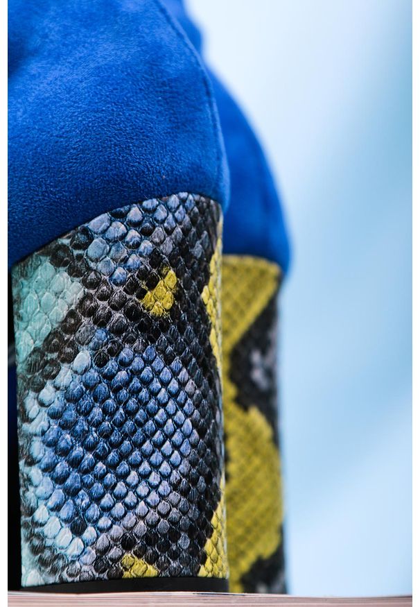 Casu - Chabrowe botki wiosenne peep toe na słupku z ozdobnym wiązaniem wzór wężowy casu 270. Nosek buta: otwarty. Kolor: niebieski. Sezon: wiosna. Obcas: na słupku