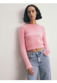 Reserved - Sweter z metaliczną nitką - fioletowy. Kolor: fioletowy. Materiał: dzianina. Długość: krótkie