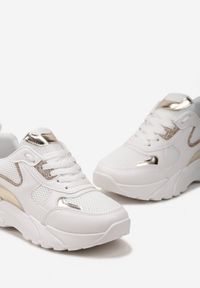 Born2be - Białe Sneakersy z Modnymi Naszywkami z Brokatowym i Metalicznym Akcentem Gleriona. Kolor: biały. Wzór: aplikacja #4