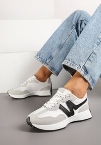 Renee - Szare Płaskie Sneakersy Ozdobione Geometrycznym Wzorem Rividi. Okazja: na co dzień. Kolor: szary. Materiał: jeans. Wzór: geometria, aplikacja #5