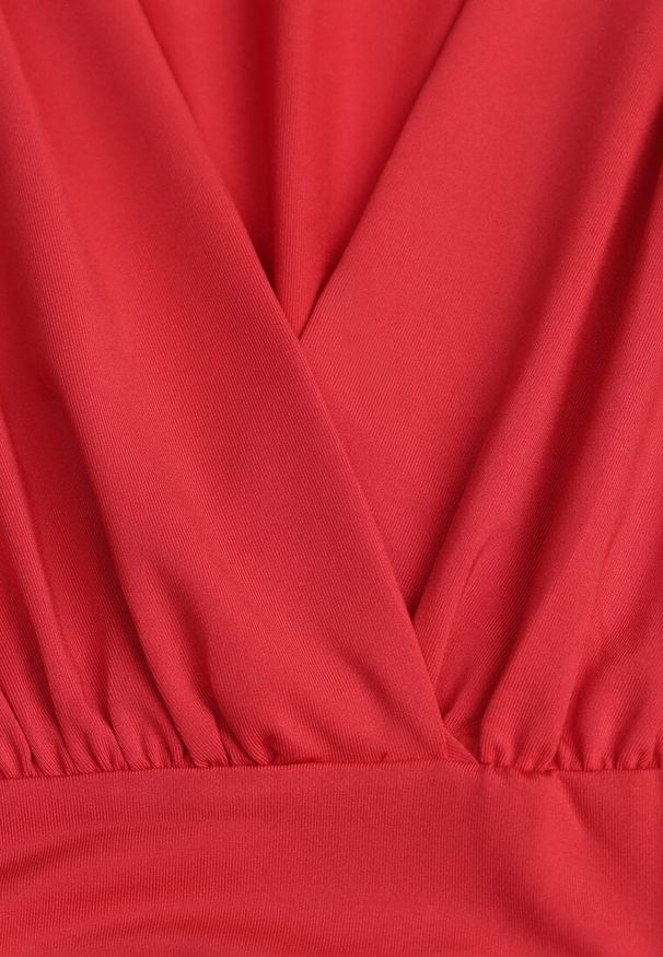 Renee - Czerwona Sukienka Kopertowa Taliowana Hosidius. Okazja: na co dzień, na imprezę. Kolor: czerwony. Materiał: wiskoza. Typ sukienki: kopertowe. Styl: casual, elegancki. Długość: midi