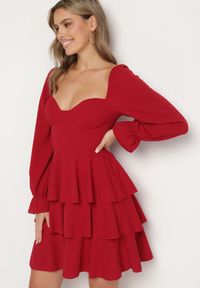 Born2be - Czerwona Rozkloszowana Sukienka z Falbankami i Bufiastymi Rękawami Semithara. Okazja: na co dzień. Typ kołnierza: kołnierz z falbankami. Kolor: czerwony. Wzór: aplikacja. Styl: elegancki, casual, klasyczny #1