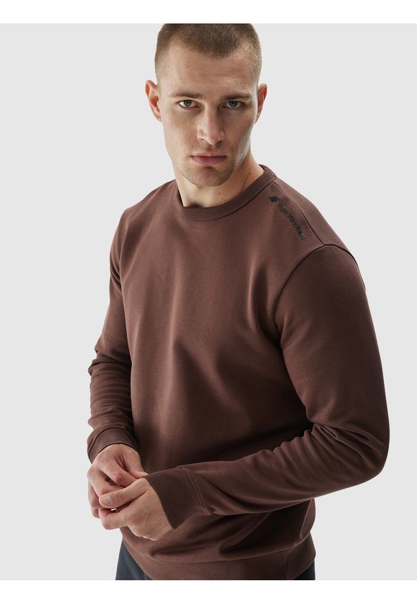 4f - 4F Bluza dresowa nierozpinana bez kaptura męska - brązowa XL. Okazja: na co dzień. Typ kołnierza: bez kaptura. Kolor: brązowy. Materiał: dresówka. Wzór: gładki, ze splotem. Styl: sportowy, klasyczny, casual