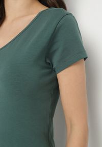 Born2be - Ciemnozielony T-shirt z Bawełny o Prostym Kroju z Dekoltem w Serek Fevireena. Okazja: na co dzień. Typ kołnierza: dekolt w serek. Kolor: zielony. Materiał: bawełna. Styl: elegancki, casual #6