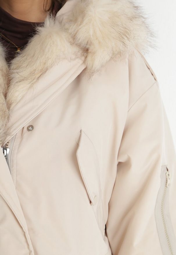 Born2be - Beżowa Kurtka Parka Oversize z Futerkiem Mitto. Kolor: beżowy. Materiał: futro. Długość rękawa: długi rękaw. Długość: długie. Sezon: jesień, zima. Styl: klasyczny, elegancki