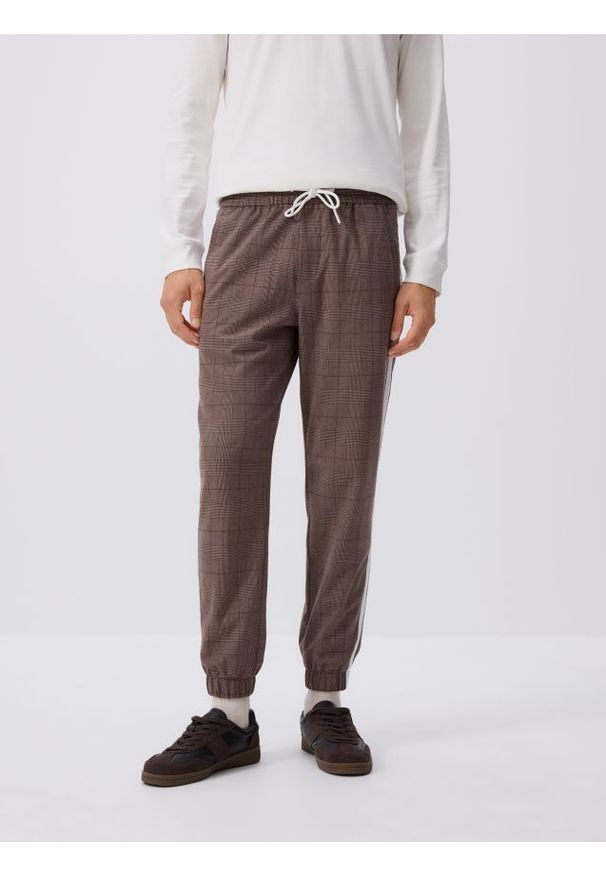 Reserved - Spodnie jogger z lampasami - brązowy. Kolor: brązowy. Materiał: wiskoza, tkanina