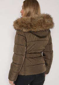 Born2be - Ciemnozielona Pikowana Kurtka z Paskiem Nieodpinanym Kapturem i Futerkiem Retinda. Okazja: na spacer, na co dzień. Kolor: zielony. Materiał: futro. Styl: casual #3