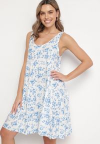 Born2be - Biało-Niebieska Rozkloszowana Sukienka z Bawełny z Kwiatowym Wzorem Anniviana. Okazja: na imprezę, na co dzień. Kolor: biały. Materiał: bawełna. Wzór: kwiaty. Typ sukienki: proste. Styl: elegancki, casual, klasyczny #1