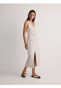 Reserved - Sukienka midi - beżowy. Kolor: beżowy. Materiał: wiskoza, tkanina, len. Typ sukienki: proste. Długość: midi #1